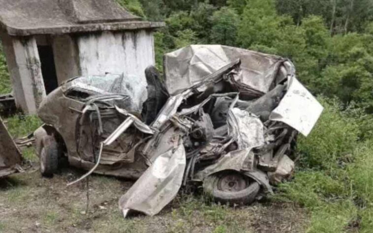 Accident In Himachal: चलती गाड़ी पर पहाड़ी से गिरा पत्थर! फिर खाई में गिरी कार, एक की मौत तो दो घायल