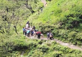 हिमाचल में दुखद हादसा: जन्माष्टमी पर श्रीकृष्ण मंदिर जा रहे दिल्ली के टूरिस्टों पर गिरे पत्थर! दो की मौत