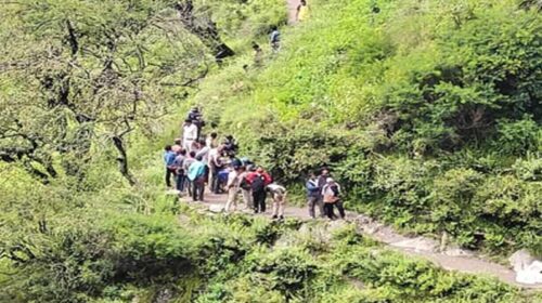 हिमाचल में दुखद हादसा: जन्माष्टमी पर श्रीकृष्ण मंदिर जा रहे दिल्ली के टूरिस्टों पर गिरे पत्थर! दो की मौत हिमाचल में दुखद हादसा: जन्माष्टमी पर श्रीकृष्ण मंदिर जा रहे दिल्ली के टूरिस्टों पर गिरे पत्थर! दो की मौत
