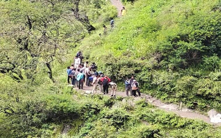 हिमाचल में दुखद हादसा: जन्माष्टमी पर श्रीकृष्ण मंदिर जा रहे दिल्ली के टूरिस्टों पर गिरे पत्थर! दो की मौत हिमाचल में दुखद हादसा: जन्माष्टमी पर श्रीकृष्ण मंदिर जा रहे दिल्ली के टूरिस्टों पर गिरे पत्थर! दो की मौत
