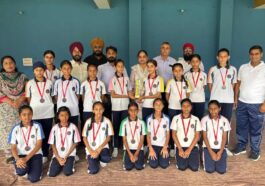 Paonta Sahib: गुरु नानक मिशन पब्लिक स्कूल की छात्राओं ने अंडर-14 हॉकी प्रतियोगिता में पाया तीसरा स्थान