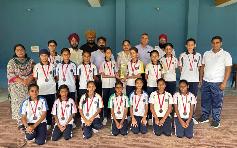 Paonta Sahib: गुरु नानक मिशन पब्लिक स्कूल की छात्राओं ने अंडर-14 हॉकी प्रतियोगिता में पाया तीसरा स्थान