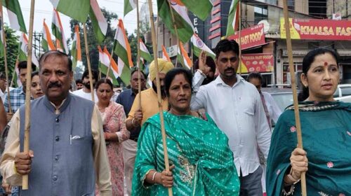 Paonta Sahib: पूरे देश में गूंजा तिरंगे का जयघोष! पांवटा साहिब से उठी देशभक्ति की लहर Paonta Sahib: पूरे देश में गूंजा तिरंगे का जयघोष! पांवटा साहिब से उठी देशभक्ति की लहर