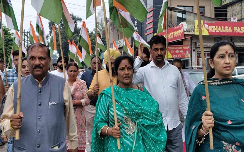 Paonta Sahib: पूरे देश में गूंजा तिरंगे का जयघोष! पांवटा साहिब से उठी देशभक्ति की लहर