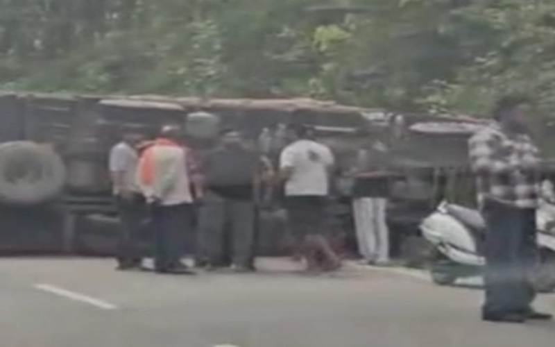 Sirmour News: पहाड़ी से टकरा कर हाईवे पर पलटा ट्रक! व्यक्ति की दर्दनाक मौत, चालक घायल