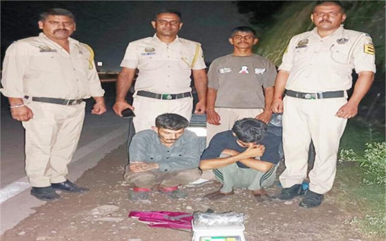Himachal Crime News: गाड़ी में हो रही थी नशे की तस्कर! पुलिस ने ऐसे दबोचे दो आरोपी Himachal Crime News: गाड़ी में हो रही थी नशे की तस्कर! पुलिस ने ऐसे दबोचे दो आरोपी