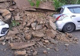 Himachal Latest News: लैंडस्लाइड की चपेट में आई सड़क किनारे पार्क की गई दो गाड़ियां! खतरे की जद में आया भवन