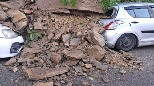 Himachal Latest News: लैंडस्लाइड की चपेट में आई सड़क किनारे पार्क की गई दो गाड़ियां! खतरे की जद में आया भवन Himachal Latest News: लैंडस्लाइड की चपेट में आई सड़क किनारे पार्क की गई दो गाड़ियां! खतरे की जद में आया भवन