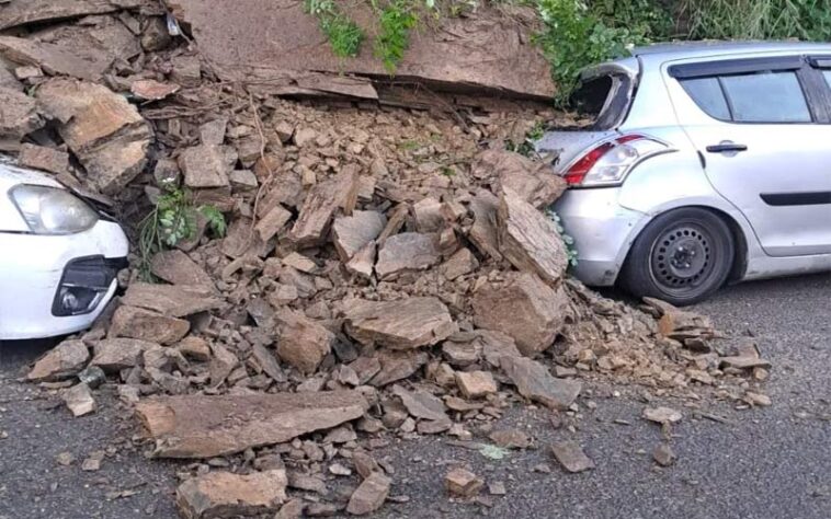 Himachal Latest News: लैंडस्लाइड की चपेट में आई सड़क किनारे पार्क की गई दो गाड़ियां! खतरे की जद में आया भवन