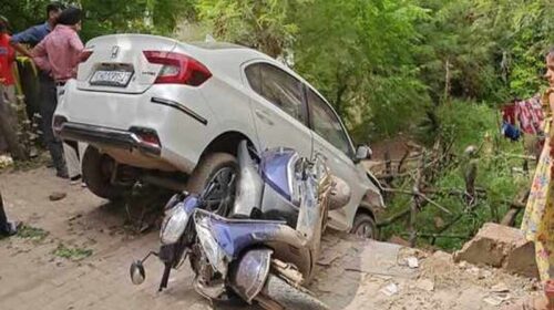 Accident In Himachal: बेकाबू गाड़ी ने चार वाहनों को मारी टक्कर! फिर दीवार को तोड़कर नाले में लटकी Accident In Himachal: बेकाबू गाड़ी ने चार वाहनों को मारी टक्कर! फिर दीवार को तोड़कर नाले में लटकी