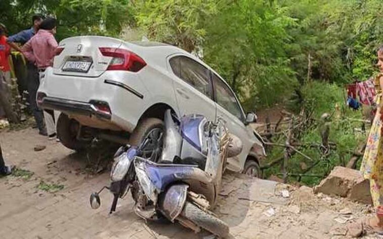 Accident In Himachal: बेकाबू गाड़ी ने चार वाहनों को मारी टक्कर! फिर दीवार को तोड़कर नाले में लटकी