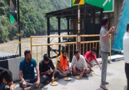 HP News: भूस्खलन से फंसे वाहन वैकल्पिक मार्गों से सुरक्षित निकाले! यात्रियों व चालकों के लिए भोजन-पानी की व्यवस्था