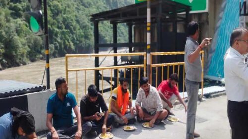 HP News: भूस्खलन से फंसे वाहन वैकल्पिक मार्गों से सुरक्षित निकाले! यात्रियों व चालकों के लिए भोजन-पानी की व्यवस्था HP News: भूस्खलन से फंसे वाहन वैकल्पिक मार्गों से सुरक्षित निकाले! यात्रियों व चालकों के लिए भोजन-पानी की व्यवस्था