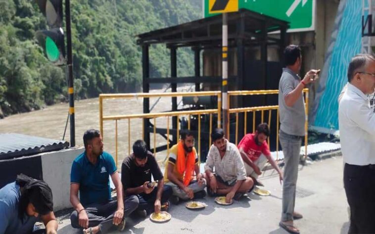 HP News: भूस्खलन से फंसे वाहन वैकल्पिक मार्गों से सुरक्षित निकाले! यात्रियों व चालकों के लिए भोजन-पानी की व्यवस्था