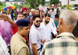 Paonta Sahib: गाय को बचाने के चक्कर में खुद खड्ड में बहा व्यक्ति! लापता की तलाश में सर्च ऑपरेशन जारी