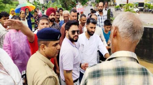 Paonta Sahib: गाय को बचाने के चक्कर में खुद खड्ड में बहा व्यक्ति! लापता की तलाश में सर्च ऑपरेशन जारी