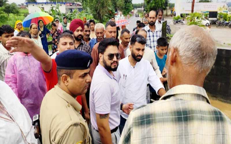 Paonta Sahib: गाय को बचाने के चक्कर में खुद खड्ड में बहा व्यक्ति! लापता की तलाश में सर्च ऑपरेशन जारी