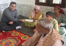 HP News: भीषण आपदा में जान गवाने वाले ग्राम रोजगार सेवक की पत्नी को मिली 1.56 लाख की मदद