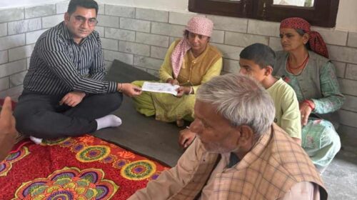 HP News: भीषण आपदा में जान गवाने वाले ग्राम रोजगार सेवक की पत्नी को मिली 1.56 लाख की मदद