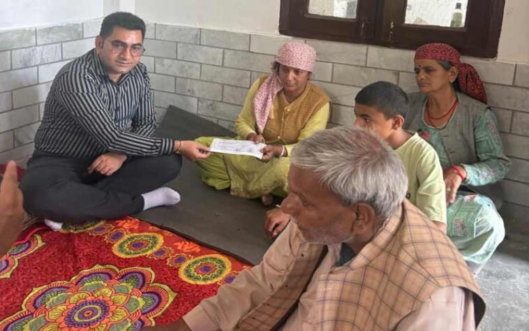 HP News: भीषण आपदा में जान गवाने वाले ग्राम रोजगार सेवक की पत्नी को मिली 1.56 लाख की मदद