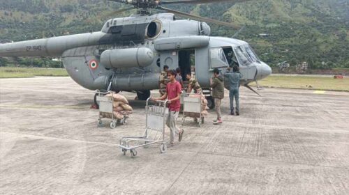 Himachal News: कुल्लू में भूस्खलन से सड़कें बंद! 21.20 क्विंटल राशन एयर ड्राप