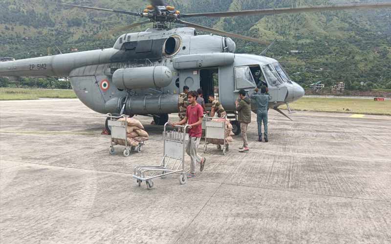 Himachal News: कुल्लू में भूस्खलन से सड़कें बंद! 21.20 क्विंटल राशन एयर ड्राप