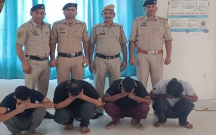 Himachal Crime News: पिकअप से पकड़ी चरस की बड़ी खेप! चार काबू, लंबे समय से नशीले कारोबार में सक्रिय थे आरोपी Himachal Crime News: पिकअप से पकड़ी चरस की बड़ी खेप! चार काबू, लंबे समय से नशीले कारोबार में सक्रिय थे आरोपी