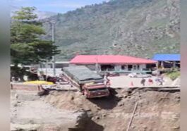 हिमाचल में हादसा: सड़क का बड़ा हिस्सा धंसा! हवा में लटका ट्रक