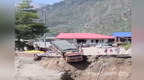 हिमाचल में हादसा: सड़क का बड़ा हिस्सा धंसा! हवा में लटका ट्रक