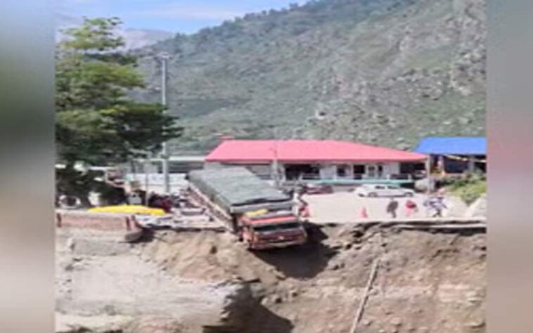 हिमाचल में हादसा: सड़क का बड़ा हिस्सा धंसा! हवा में लटका ट्रक हिमाचल में हादसा: सड़क का बड़ा हिस्सा धंसा! हवा में लटका ट्रक