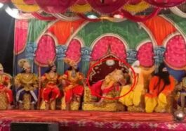 दुखद: रामलीला का मंचन करते दशरथ का रोल निभा रहे व्यक्ति को आया हार्ट अटैक! गई जान