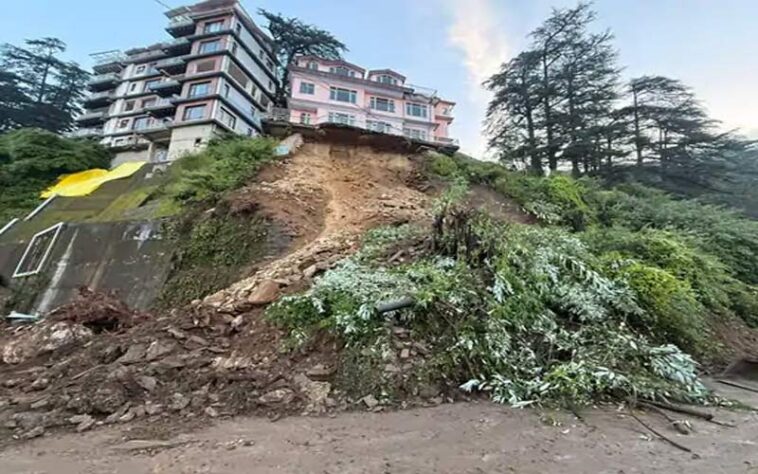 Himachal News Update: शिमला में तीन मंजिला मकान जमींदोज! भारी भूस्खलन से खतरे की जद में आया भवन Himachal News Update: शिमला में तीन मंजिला मकान जमींदोज! भारी भूस्खलन से खतरे की जद में आया भवन