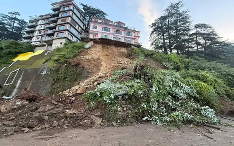 Himachal News Update: शिमला में तीन मंजिला मकान जमींदोज! भारी भूस्खलन से खतरे की जद में आया भवन
