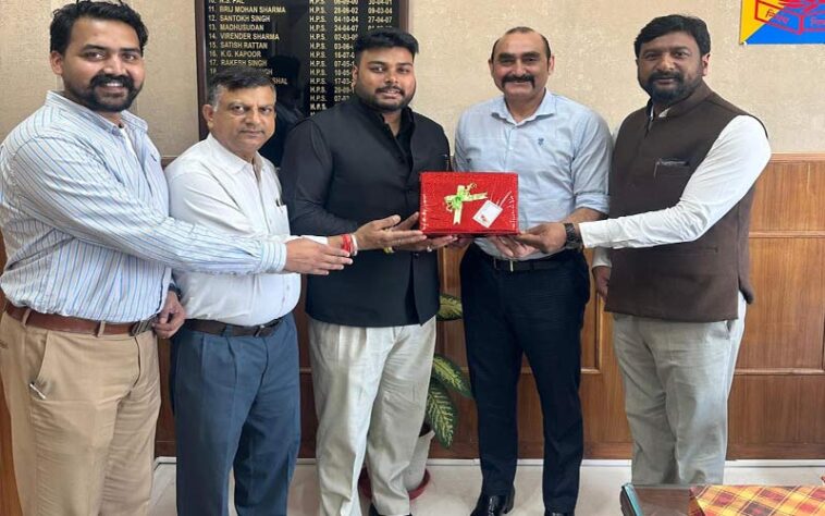 Himachal News: अमन ने एशियन पॉवर लिफ्टिंग चैंपियनशिप में जीता गोल्ड! एएसपी ने किया सम्मानित Himachal News: अमन ने एशियन पॉवर लिफ्टिंग चैंपियनशिप में जीता गोल्ड! एएसपी ने किया सम्मानित