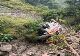 हिमाचल में बड़ा हादसा: मरीज को ले जाते खाई में गिरी एम्बुलेंस! 3 लोगों की मौत, ड्राइवर सहित महिला घायल