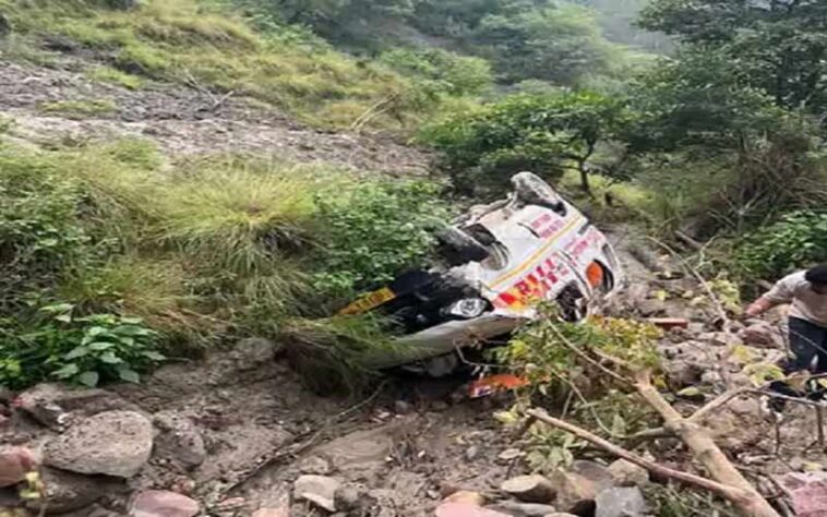 हिमाचल में बड़ा हादसा: मरीज को ले जाते खाई में गिरी एम्बुलेंस! 3 लोगों की मौत, ड्राइवर सहित महिला घायल
