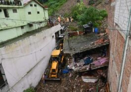 Himachal Latest News: एनएच पर आया पूरा पहाड़! मलबे में दबे 6 लोगों की तलाश में रेस्क्यू अभियान जारी