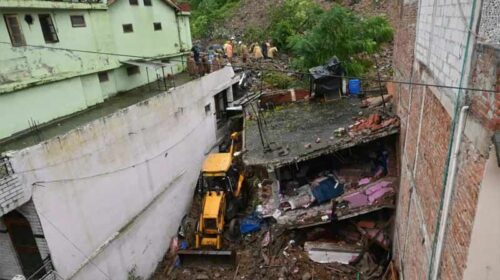 Himachal Latest News: एनएच पर आया पूरा पहाड़! मलबे में दबे 6 लोगों की तलाश में रेस्क्यू अभियान जारी Himachal Latest News: एनएच पर आया पूरा पहाड़! मलबे में दबे 6 लोगों की तलाश में रेस्क्यू अभियान जारी
