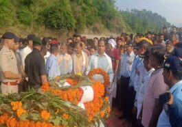Himachal News Alert: आतंकवादियों से मुठभेड़ में शहीद हुए बलदेव चन्द को दी अंतिम विदाई