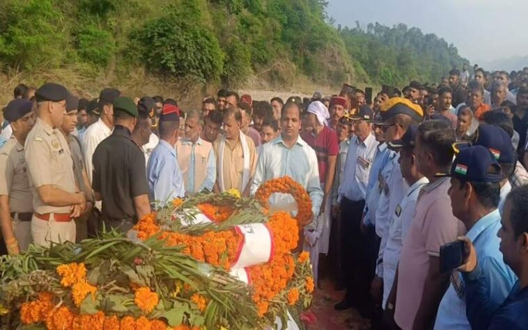 Himachal News Alert: आतंकवादियों से मुठभेड़ में शहीद हुए बलदेव चन्द को दी अंतिम विदाई Himachal News Alert: आतंकवादियों से मुठभेड़ में शहीद हुए बलदेव चन्द को दी अंतिम विदाई