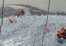 दुखद: पति का शव ले जाते उफनती नदी में समाई कार! पत्नी सहित बेटा लापता