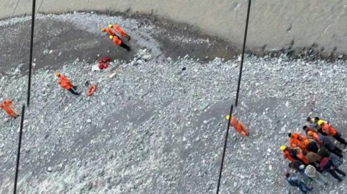 दुखद: पति का शव ले जाते उफनती नदी में समाई कार! पत्नी सहित बेटा लापता