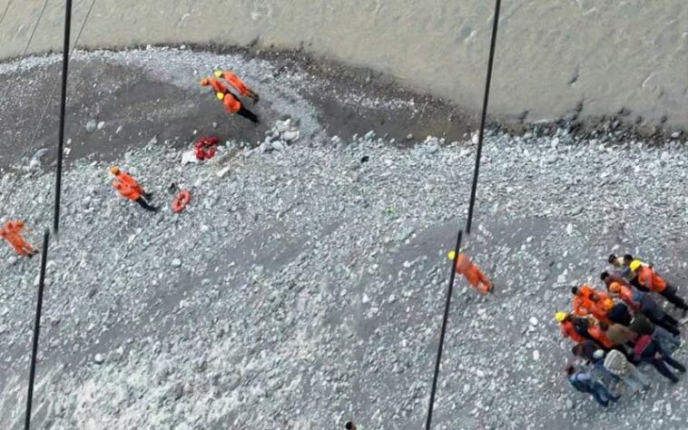 दुखद: पति का शव ले जाते उफनती नदी में समाई कार! पत्नी सहित बेटा लापता