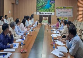 Sirmour News: डीसी ने बैंकों को जिला के दूर दराज क्षेत्रों में वित्तीय जागरूकता शिविर लगाने के दिए निर्देश