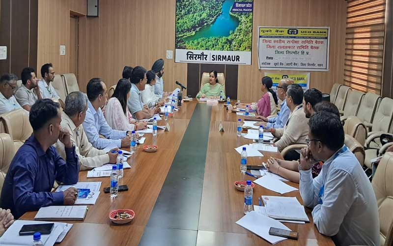 Sirmour News: डीसी ने बैंकों को जिला के दूर दराज क्षेत्रों में वित्तीय जागरूकता शिविर लगाने के दिए निर्देश