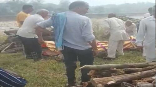 हिमाचल: सास की मौत के सदमे में बहू ने तोड़ा दम! शव से लिपटकर रोते-रोते हुई बेहोश, एक ही चिता पर हुआ अंतिम संस्कार हिमाचल: सास की मौत के सदमे में बहू ने तोड़ा दम! शव से लिपटकर रोते-रोते हुई बेहोश, एक ही चिता पर हुआ अंतिम संस्कार