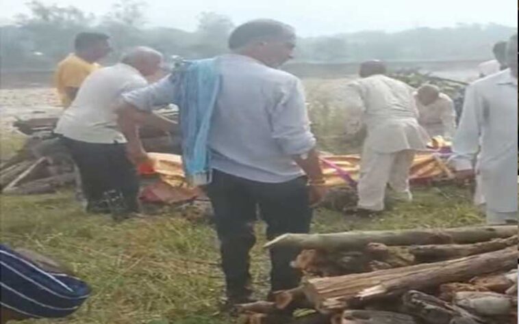 हिमाचल: सास की मौत के सदमे में बहू ने तोड़ा दम! शव से लिपटकर रोते-रोते हुई बेहोश, एक ही चिता पर हुआ अंतिम संस्कार हिमाचल: सास की मौत के सदमे में बहू ने तोड़ा दम! शव से लिपटकर रोते-रोते हुई बेहोश, एक ही चिता पर हुआ अंतिम संस्कार