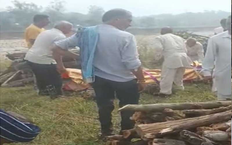 हिमाचल: सास की मौत के सदमे में बहू ने तोड़ा दम! शव से लिपटकर रोते-रोते हुई बेहोश, एक ही चिता पर हुआ अंतिम संस्कार