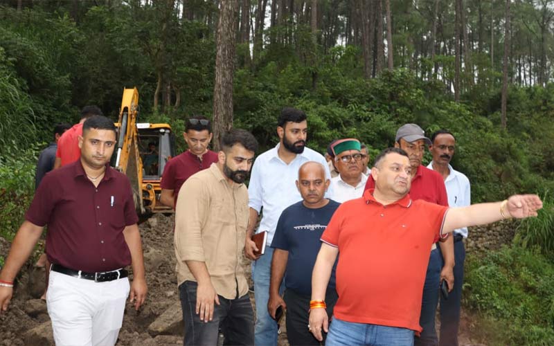 Sirmour News: विधानसभा उपाध्यक्ष ने धारटीधार क्षेत्र के गांवों का दौरा कर जानी लोगों की समस्याएं