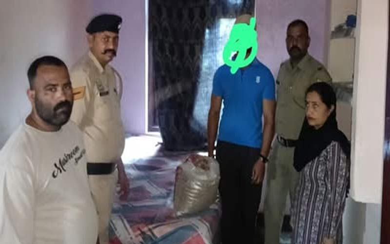 Paonta Sahib: घर में चल रहा था नशे का कारोबार! पुलिस ने छापेमारी कर पकड़े 3.516 किलोग्राम भुक्की डोडे